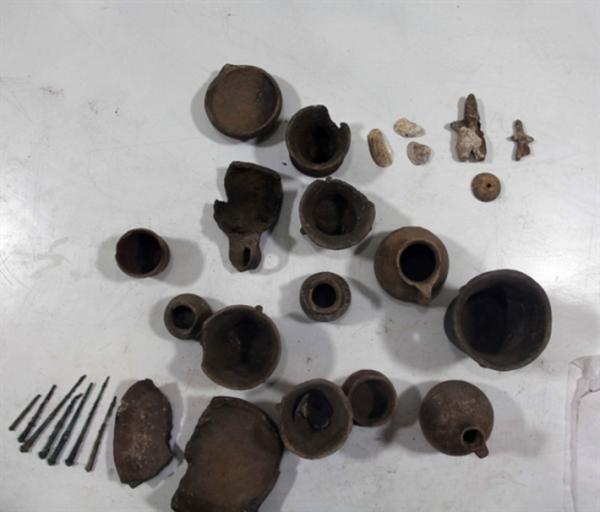 کشف ظروف سفالی در کاوش های تپه باستانی منجوق