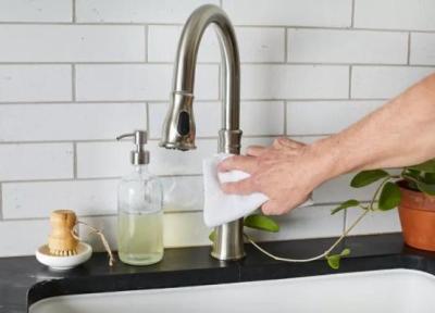 شیرآلات رسوب گرفته را چگونه تمیز کنیم ، برق انداختن شیرآلات آشپزخانه با 7 روش ساده