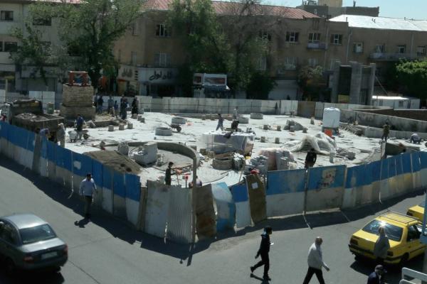 تصاویر آخرین مراحل ساخت میدانگاه سعدی ، بزرگترین مجسمه تهران در این میدانگاه نصب می گردد